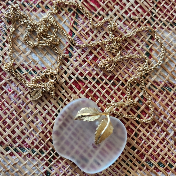 Avon 1970s Frosted Glass Apple Necklace Gold Tone Vintage - Picture 2 of 5